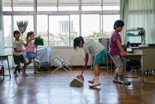 Japanse kinderen maken het klaslokaal schoon