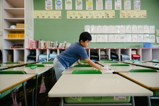 Japanse kinderen maken de klas schoon