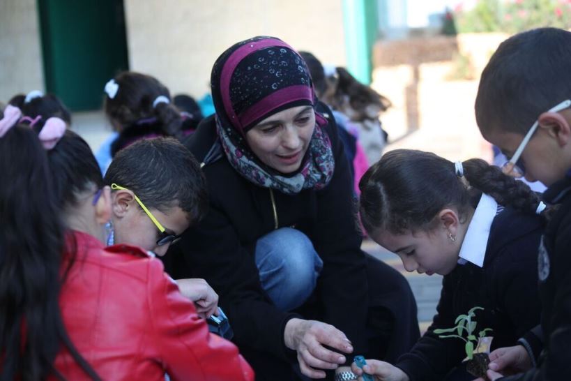 Hanan al Hroub met haar leerlingen