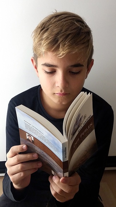 jongere leest een boek