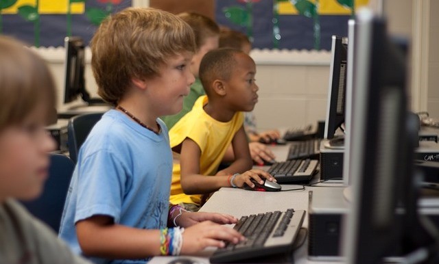 kinderen achter een computer