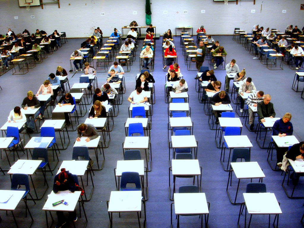 jongeren maken een examen